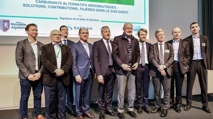 Dix entreprises, université et pôles de compétitivité ont signé une lettre d’intention, le 10 mars, en présence d’Alain Rousset, président du conseil régional de Nouvelle Aquitaine (devant au centre). C’est Philippe Saux, DG d’Euralis (4e à g.), qui a paraphé le document pour le groupe. © EURALIS